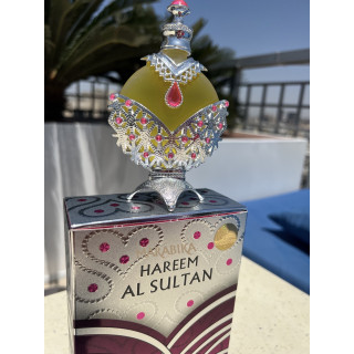 Khadlaj Hareem Al Sultan Silver 35 ml — product in een gestileerde setting; zeer nabije close-up; buiten; ruimste kadrering