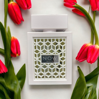 Lattafa Perfume Rave Now White EDP 100 ml — продукт в стилизирана композиция; много близък план; с цветя; най-близък кадър