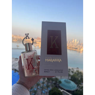 Fragrance World King K EDP 80 ml — товар в стилизованной композиции; очень крупный план; на открытом воздухе; самый близкий кадр