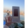 Fragrance World King K EDP 80 ml — товар в стилизованной композиции; очень крупный план; на открытом воздухе; самый близкий кадр