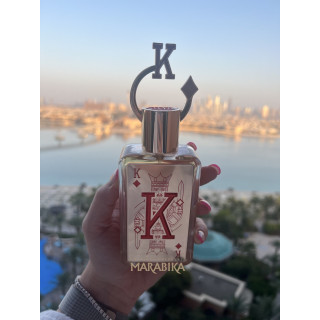 Fragrance World King K EDP 80 ml — товар в стилизованной композиции; очень крупный план; у воды; самый широкий кадр