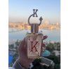 Fragrance World King K EDP 80 ml — товар в стилизованной композиции; очень крупный план; у воды; самый широкий кадр