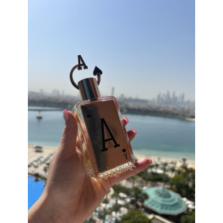 Fragrance World Ace EDP 80 ml — toode stiliseeritud keskkonnas; väga lähivõte; vee ääres