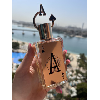 Fragrance World Ace EDP 80 ml — toode stiliseeritud keskkonnas; väga lähivõte; õues