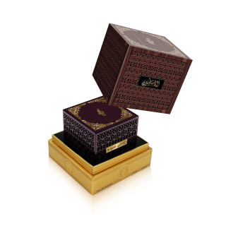 Fragrance World Astoorath the Legend EDP 80 ml — toode stiliseeritud keskkonnas; täiskompositsioon; puitpinnal