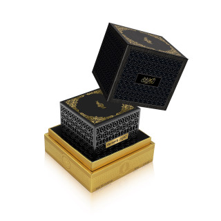Fragrance World The Myth EDP 80 ml — toode stiliseeritud keskkonnas; täiskompositsioon; puitpinnal
