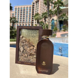 Fragrance World Tobacco D’feu EDP 100 ml — toode stiliseeritud keskkonnas; väga lähivõte; kivipinnal; keskmine kadreering