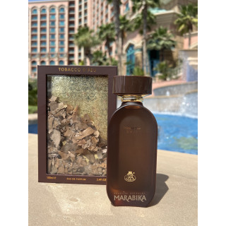 Fragrance World Tobacco D’feu EDP 100 ml — toode stiliseeritud keskkonnas; väga lähivõte; kivipinnal; lähim kadreering