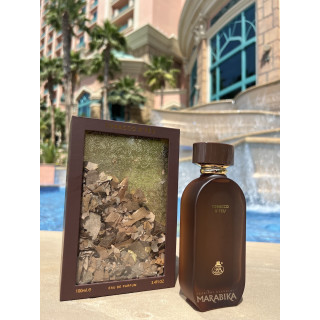 Fragrance World Tobacco D’feu EDP 100 ml — toode stiliseeritud keskkonnas; väga lähivõte; kivipinnal; kõige laiem kadreering