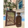 Fragrance World Tobacco D’feu EDP 100 ml — toode stiliseeritud keskkonnas; väga lähivõte; kivipinnal; kõige laiem kadreering