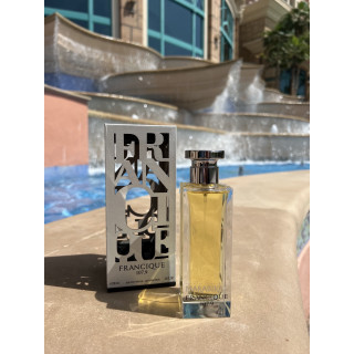 Fragrance World Francique 107.9 EDP 100 ml — toode stiliseeritud keskkonnas; väga lähivõte; valgel taustal