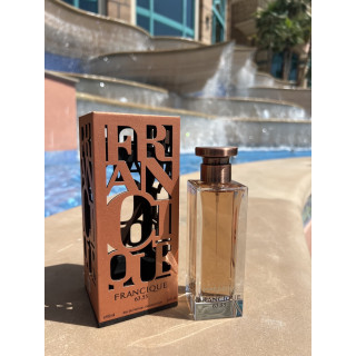 Francique 63,55 EDP 100 ml — товар в стилизованной композиции; очень крупный план; среди зелени; самый широкий кадр
