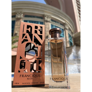 Fragrance World Francique 63,55 EDP 100 ml — товар в стилизованной композиции; очень крупный план; на открытом воздухе