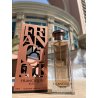 Fragrance World Francique 63,55 EDP 100 ml — товар в стилизованной композиции; очень крупный план; на открытом воздухе