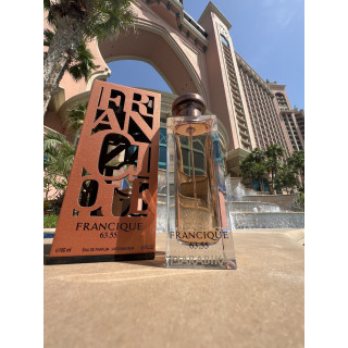 Fragrance World Francique 63,55 EDP 100 ml — товар в стилизованной композиции; очень крупный план; среди зелени; средний план