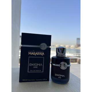Fragrance World Enigma Une EDP 100 ml — toode stiliseeritud keskkonnas; väga lähivõte; õues; lähim kadreering