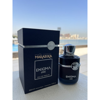 Fragrance World Enigma Une EDP 100 ml — toode stiliseeritud keskkonnas; väga lähivõte; õues; kõige laiem kadreering