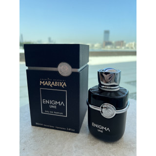 Fragrance World Enigma Une EDP 100 ml — toode stiliseeritud keskkonnas; väga lähivõte; õues; laiem kadreering