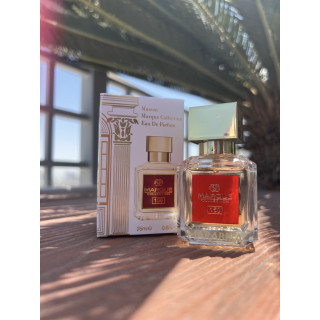 Marque 150 EDP 25 ml — product in een gestileerde setting; zeer nabije close-up; op een houten oppervlak; gemiddelde kadrering