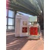Marque 150 EDP 25 ml — product in een gestileerde setting; zeer nabije close-up; op een houten oppervlak; gemiddelde kadrering