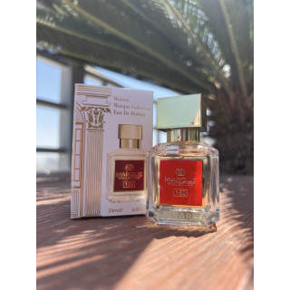 Marque 150 EDP 25 ml — product in een gestileerde setting; zeer nabije close-up; op een houten oppervlak; meest nabije kadrering