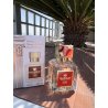 Marque 150 EDP 25 ml — product in een gestileerde setting; zeer nabije close-up; op een houten oppervlak; ruimste kadrering