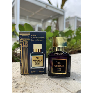 Fragrance World Marque 214 EDP 25 ml — produktas stilizuotoje aplinkoje; stambus planas; baltame fone; artimiausias kadras