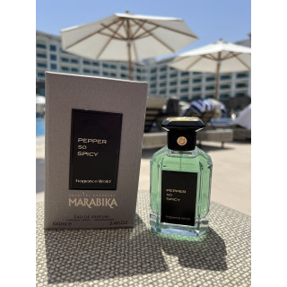 Pepper so Spicy EDP 100 ml — товар в стилизованной композиции; очень крупный план; на открытом воздухе; самый близкий кадр