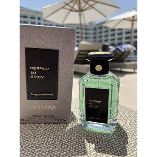 Pepper so Spicy EDP 100 ml — товар в стилизованной композиции; очень крупный план; на открытом воздухе; средний план