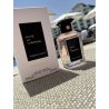 Fragrance World White As Tuberose EDP 100 ml — toode stiliseeritud keskkonnas; väga lähivõte; õues