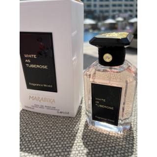 Fragrance World White As Tuberose EDP 100 ml — toote pakend; väga lähivõte; valgel taustal; kõige laiem kadreering