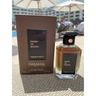 Fragrance World Dark as Wood EDP 100 ml — produkt i en stiliseret opstilling; meget tæt nærbillede; på hvid baggrund