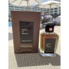 Fragrance World Dark as Wood EDP 100 ml — produkt i en stiliseret opstilling; meget tæt nærbillede; på hvid baggrund