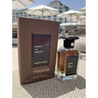 Fragrance World Dark as Wood EDP 100 ml — produkt i en stiliseret opstilling; meget tæt nærbillede; udendørs; bredeste udsnit