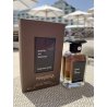 Fragrance World Dark as Wood EDP 100 ml — produkt i en stiliseret opstilling; meget tæt nærbillede; udendørs; bredeste udsnit