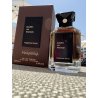 Fragrance World Dark as Wood EDP 100 ml — produkt i en stiliseret opstilling; meget tæt nærbillede; udendørs; mellem udsnit
