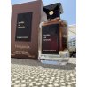 Fragrance World Dark as Wood EDP 100 ml — produkt i en stiliseret opstilling; meget tæt nærbillede; udendørs; tætteste udsnit