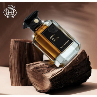 Fragrance World Dark as Wood EDP 100 ml — produkt i en stiliseret opstilling; meget tæt nærbillede; på en træoverflade