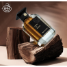 Fragrance World Dark as Wood EDP 100 ml — produkt i en stiliseret opstilling; meget tæt nærbillede; på en træoverflade