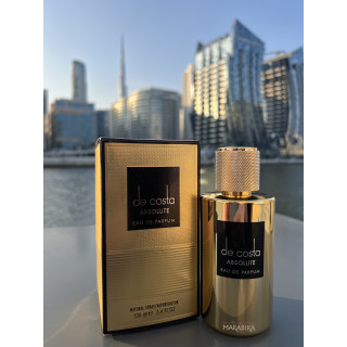De Costa Absolute EDP 100 ml — товар в стилизованной композиции; очень крупный план; на открытом воздухе; более широкий кадр