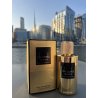 De Costa Absolute EDP 100 ml — товар в стилизованной композиции; очень крупный план; на открытом воздухе; более широкий кадр