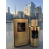 De Costa Absolute EDP 100 ml — товар в стилизованной композиции; очень крупный план; на открытом воздухе; близкий кадр