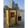 De Costa Absolute EDP 100 ml — товар в стилизованной композиции; очень крупный план; на открытом воздухе; самый близкий кадр