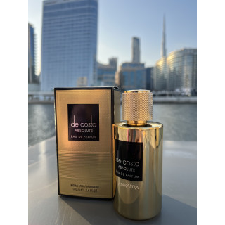 De Costa Absolute EDP 100 ml — товар в стилизованной композиции; очень крупный план; на открытом воздухе; самый широкий кадр