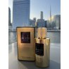 De Costa Absolute EDP 100 ml — товар в стилизованной композиции; очень крупный план; на открытом воздухе; самый широкий кадр