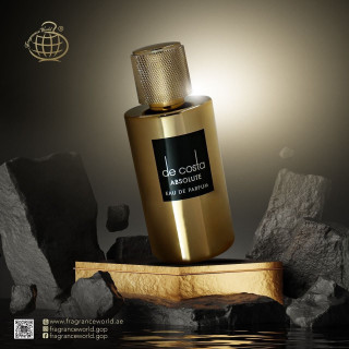Fragrance World De Costa Absolute EDP 100 ml — товар в стилизованной композиции; очень крупный план; на деревянной поверхности