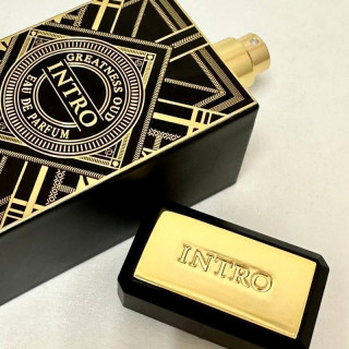Fragrance World Intro Greatness Oud EDP 80 ml — изображение товара; очень крупный план; на светлом фоне