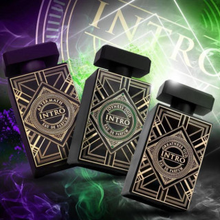 Fragrance World Intro Greatness Oud EDP 80 ml — товар и упаковка; очень крупный план; на тёмном фоне