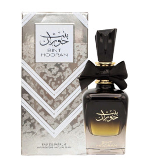 Lattafa Perfume Bint Hooran EDP 100 ml — товар и упаковка; крупный план; на белом фоне; самый близкий кадр