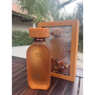 Amber D'OR EDP 100 ml — product in een gestileerde setting; zeer nabije close-up; tussen groen; ruimste kadrering